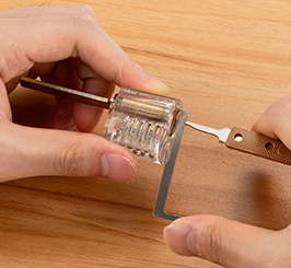Step two comparing the second row of the transparent double-row practice lock